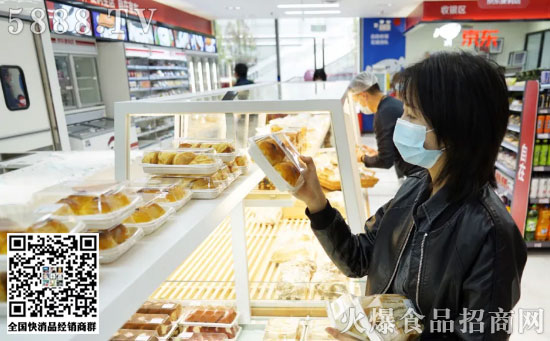 消費(fèi)者在門(mén)店選購(gòu)烘焙商品 消費(fèi)者在門(mén)店選購(gòu)烘焙商品